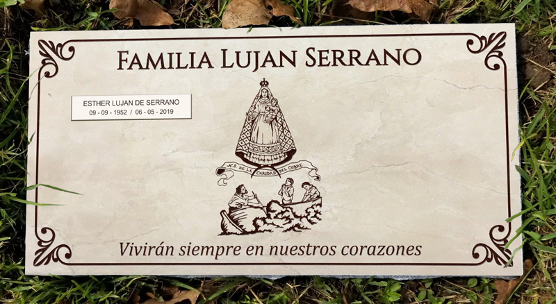 Lápida familiar de porcelanato crema de 60X30 con cintillos individuales - Especificaciones para Parque El Recuerdo