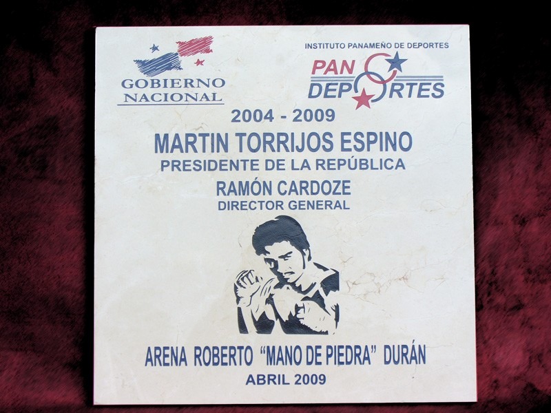 Placa en mármol crema para la reinauguración de la Arena "Roberto Mano de Piedra" Duran