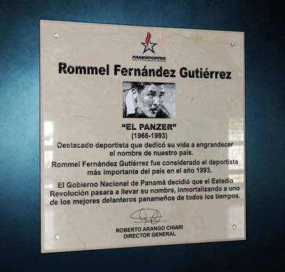 Placa en mármol crema para la reinauguración de Estadio Rommel Fernández