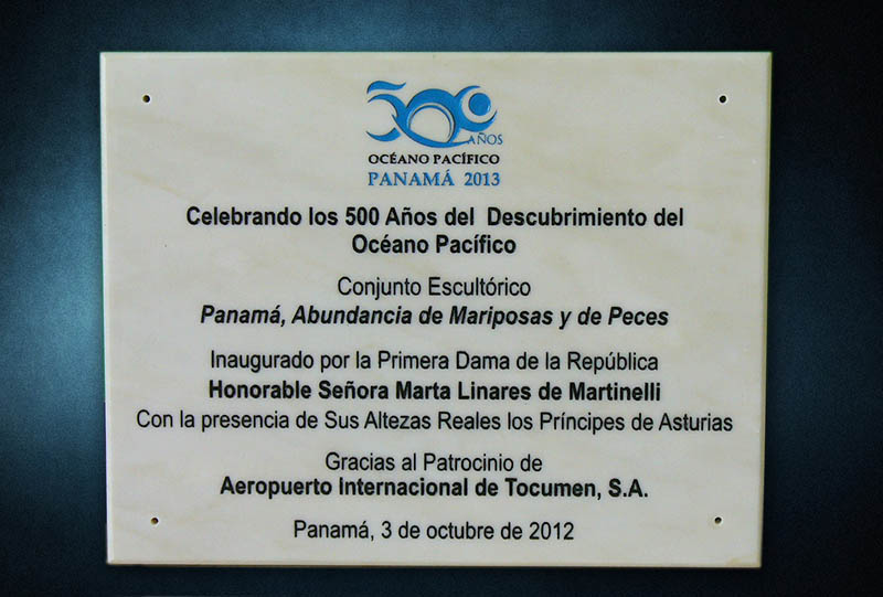 Placa de mármol crema para la celebración de los 500 años del descubrimiento del océano Pacífico 