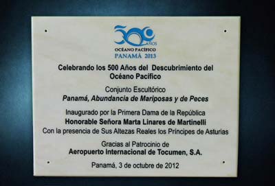 Placa de mármol crema para la celebración de los 500 años del descubrimiento del océano Pacífico 