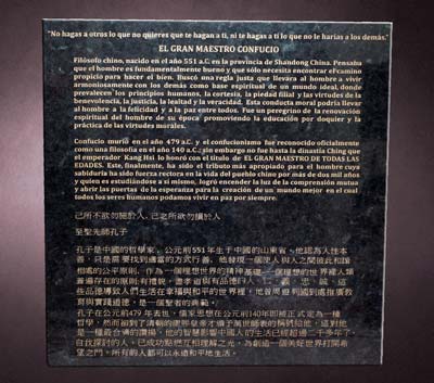 Placa de granito negro con texto en español y chino