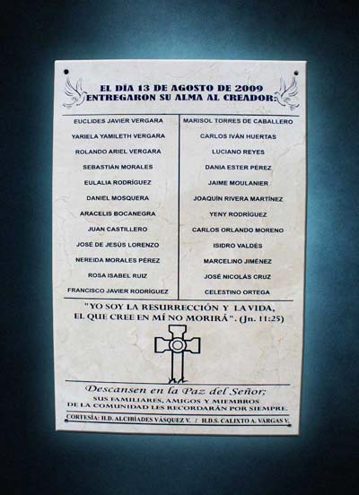 Placa de mármol en honor a los fallecidos en el accidente de Las Garzas de Pacora