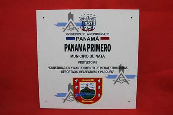 Placa de marmolina para obra gubernamental con el escudo de Natá pintada a mano