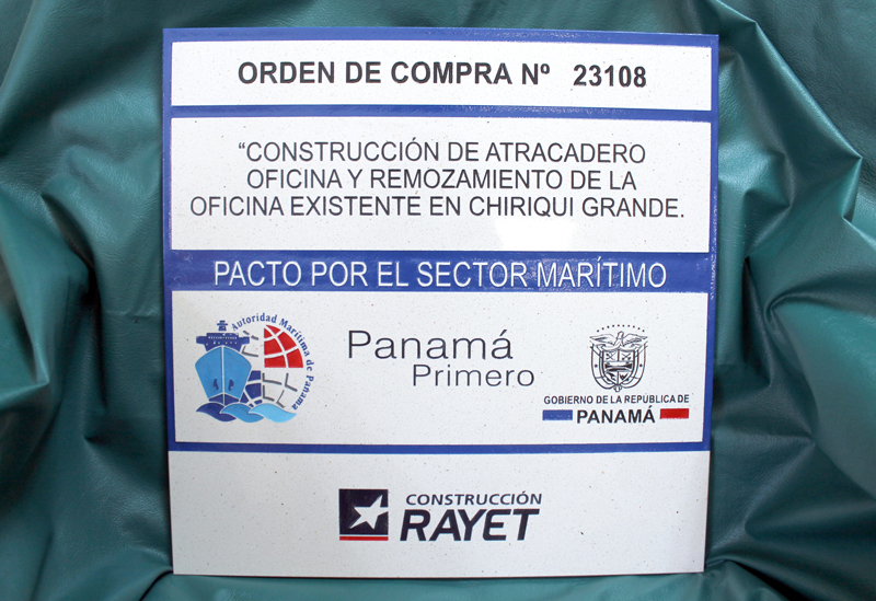 Placa de marmolina con logo de la Autoridad Marítima de Panamá