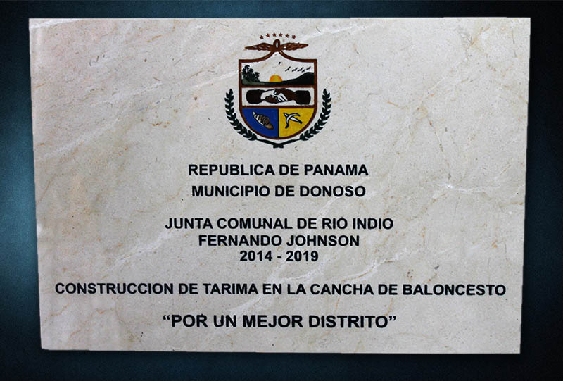 Placa de mármol crema para obra gubernamental con el escudo de Donoso pintada a mano
