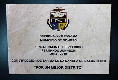 Placa de mármol crema para obra gubernamental con el escudo de Donoso pintada a mano