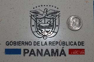 Detalle del grabado del escudo de Panamá en placa de marmolina