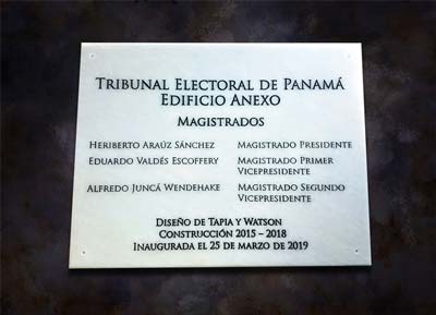 Placa de mármol blanco para el Tribunal Electoral de Panamá