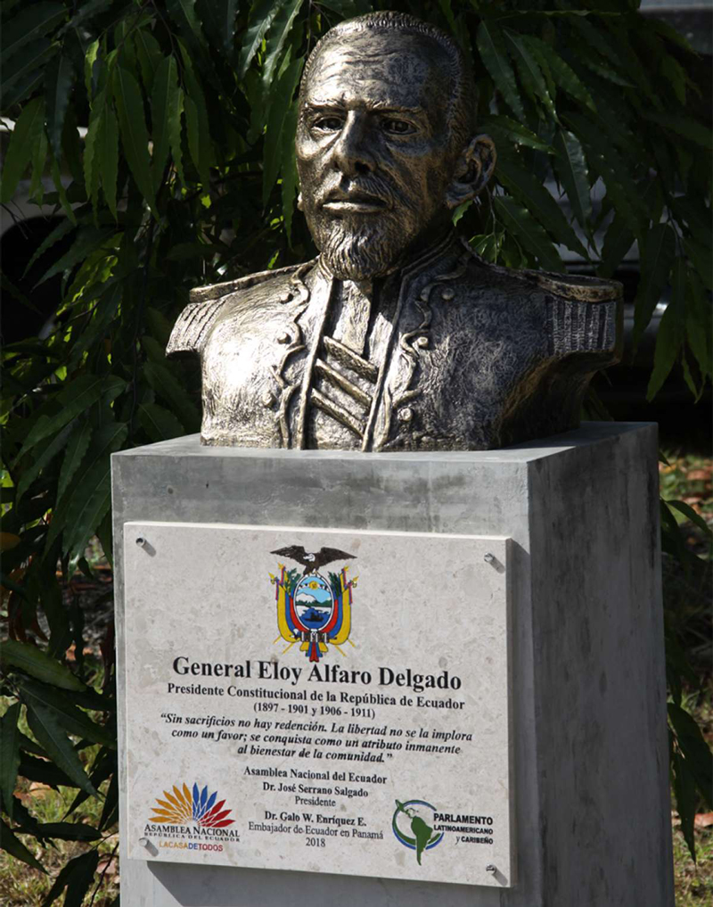 Placa de mármol crema en homenaje al General Eloy Alfaro Delgado
