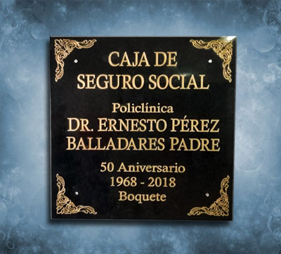 Placa de granito negro para la Policlínica Dr. Ernesto Pérez Balladares Padre